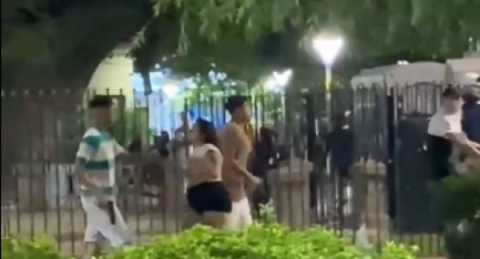 Video: un joven sacó un arma en medio de una pelea en la Plaza Central