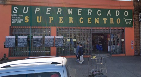 Un joven fue aprendido por atacar a golpes a la dueña de un supermercado chino