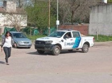 Tensa situación demandó presencia policial frente a una escuela del barrio Villa Vengochea