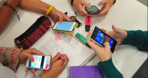 Avanza el proyecto para limitar el uso de celulares en las escuelas primarias de la Provincia