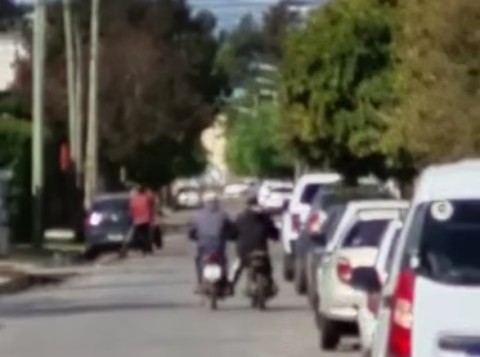 Video: motochorros fueron filmados por vecinos cuando se robaban una moto a plena luz del día en el centro