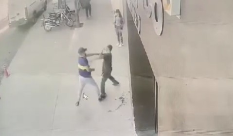 Video: empleado de un supermercado chino atacó violentamente a un compañero