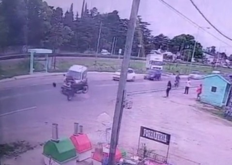 Video: así fue el choque entre el motociclista y la camioneta en la Ruta 7