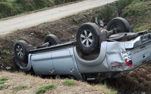 Conductor volcó con su auto en avenida Balbín