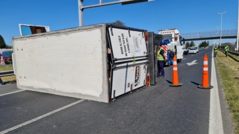 Volcó un camión en pleno Acceso Oeste y hay demoras y caos vehícular