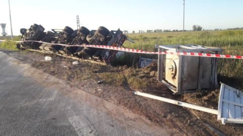 Volcó en Ruta 6 un camión que transportaba materiales peligrosos