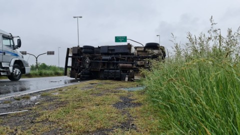 Camión mordió la banquina y volcó en el cruce de las rutas 6 y 7