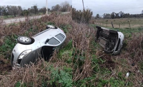 Un auto volcó y terminó en una zanja junto a la Ruta 24