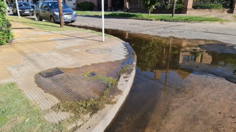 Vecinos reclaman por una perdida de agua frente a la cancha de Alem