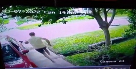 Video: le robaron la moto, los persiguió y logró capturar a uno de los delincuentes