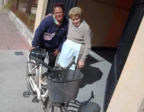 Vecinos solidarios: una familia sorprendió al joven repartidor al que le robaron la bicicleta
