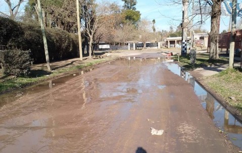 Vecinos reclaman por inundaciones frecuentes en una esquina de Villa Vengochea