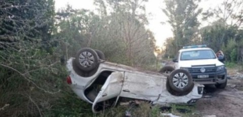 Cinco detenidos tras robar un auto, huir y terminar volcando en Álvarez