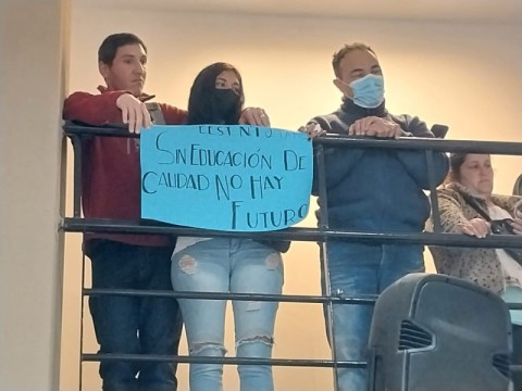 Padres de alumnos del Tapié se manifestaron en la sesión del HCD