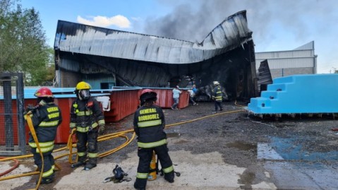 Panorama desolador en la fábrica de piletas de Ruta 28: cómo fue el incendio y qué daños que produjo