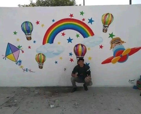 Una "changa" cambió su rumbo por completo: la historia del artista que pone color y vida en las calles de la ciudad