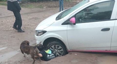 Salió a trabajar y le quedó el auto atascado en un enorme pozo: “La rueda explotó”