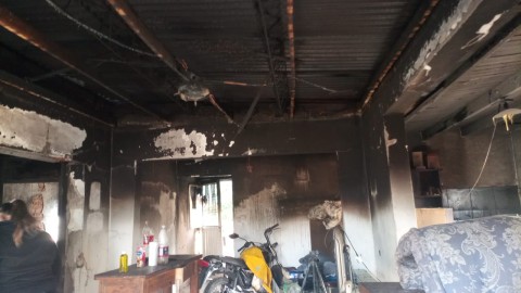 Dormían cuando se les incendió la casa, se salvaron por el aviso del perro