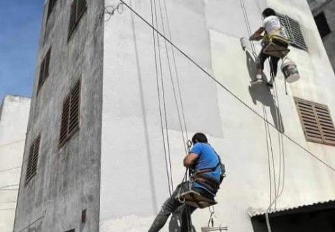 Pintan los edificios del barrio Fonavi y anunciaron otra mejora de infraestructura en el complejo