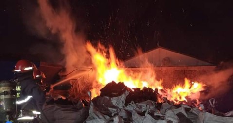 Incendio en una carbonera del barrio Agua de Oro