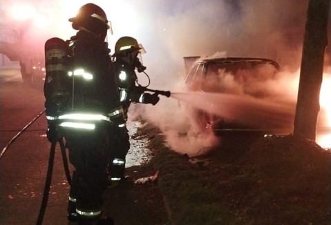 Susto por el incendio de un auto en el barrio Los Aromos