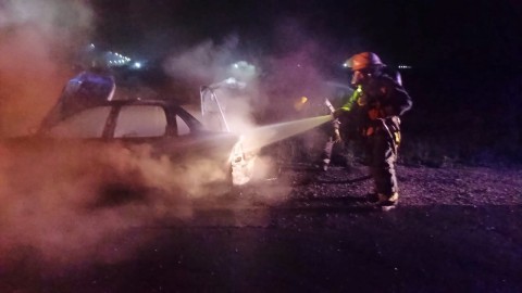 Se le incendió el auto en plena ruta y debió llamar a los Bomberos