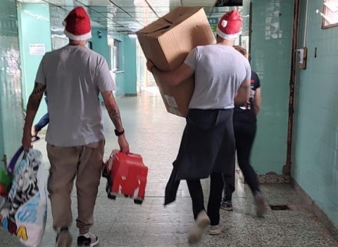 Vecinos llevaron regalos de Navidad a chicos internados en el Hospital Vicente López