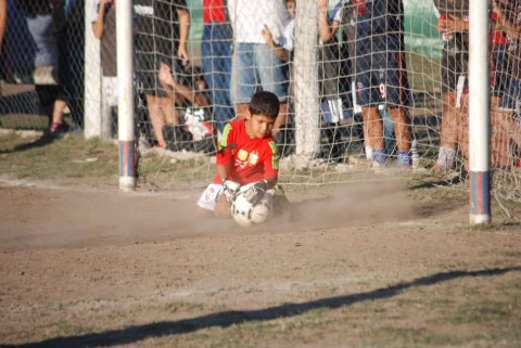 El arquerito rodriguense de 7 años que es campeón en la cancha y en el aula