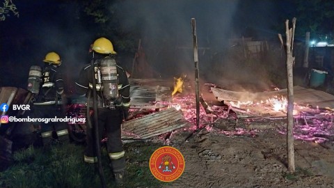 Ardió una vivienda en barrio Güemes y quedó reducida a cenizas