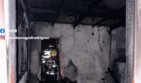 Una casa quedó envuelta en llamas en el barrio Virgen del Carmen